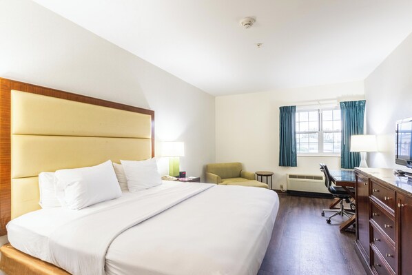 Single Room, 1 King Bed | Desk, free WiFi, bed sheets - South Branch Inn Romney  (Romney)