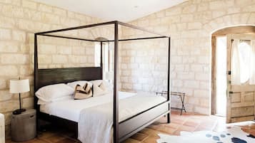 Cabin No.4 | 3 bedrooms, in-room safe, individually decorated, individually furnished