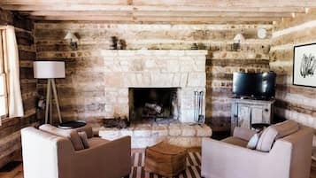 Cabin No.3 | Living area | 49-inch flat-screen TV with satellite channels