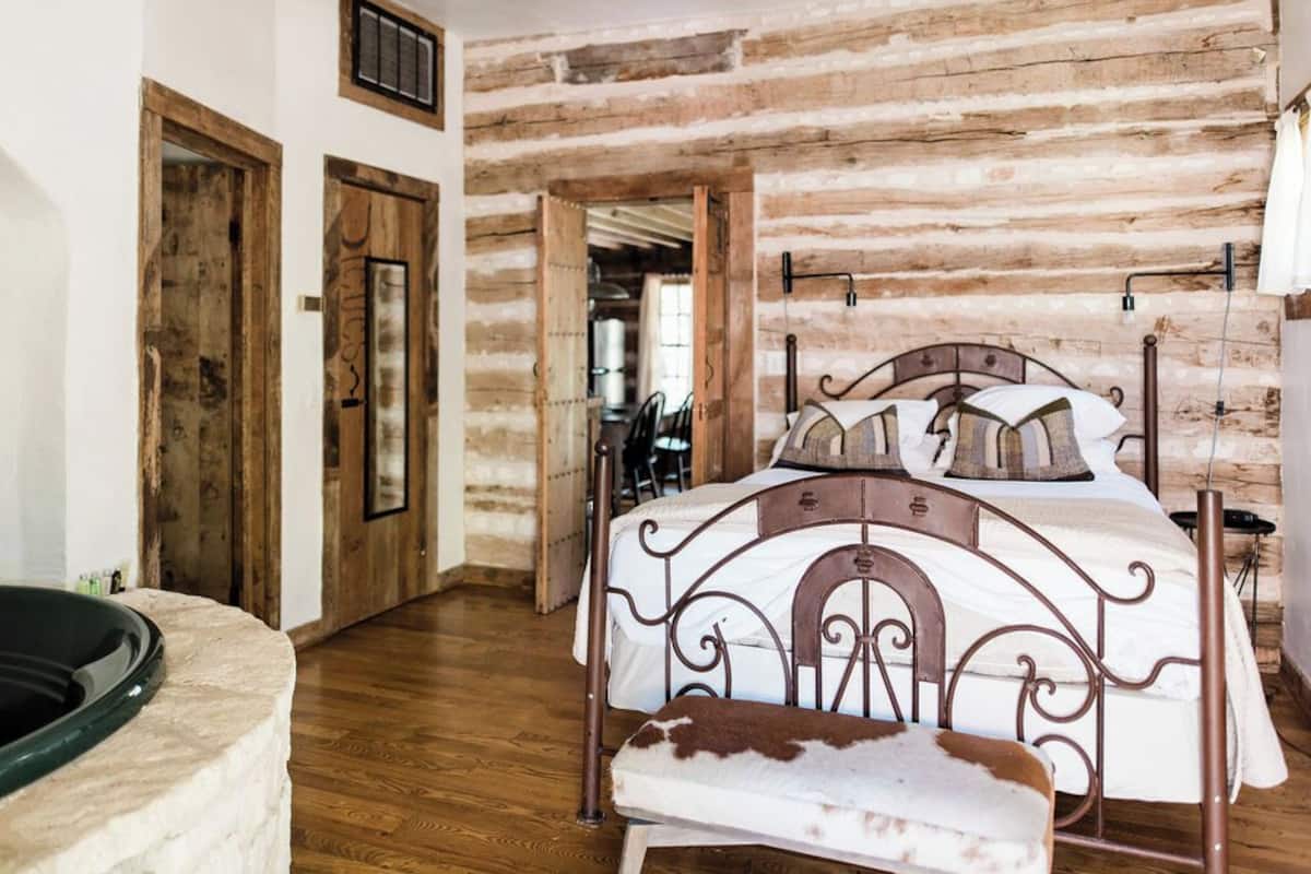 Cabin No.3 | 3 bedrooms, in-room safe, individually decorated, individually furnished