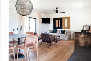 Cottage | Area soggiorno | TV a schermo piatto 49 pollici con canali satellitari