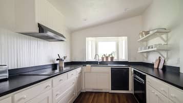 Cabin No.1 | Private kitchen | Microwave, coffee/tea maker