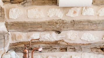 Mökki | Kylpyhuone | Suihkun ja ammeen yhdistelmä, hiustenkuivaaja, pyyhkeet, saippua