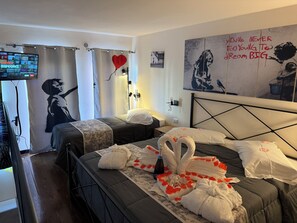 2 chambres, coffres-forts dans les chambres, fer et planche à repasser