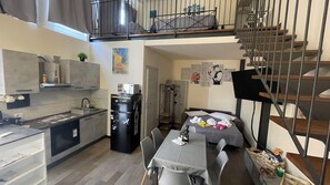 2 bedrooms, in-room safe, iron/ironing board, travel cot - Exclusive Artists' Loft: free parking, hot tub, close to downtown (Firenze)