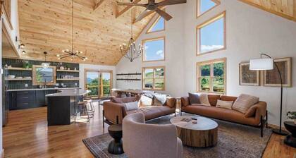 Modern Mountain Retreat I Hot Tub, Views, Game Room