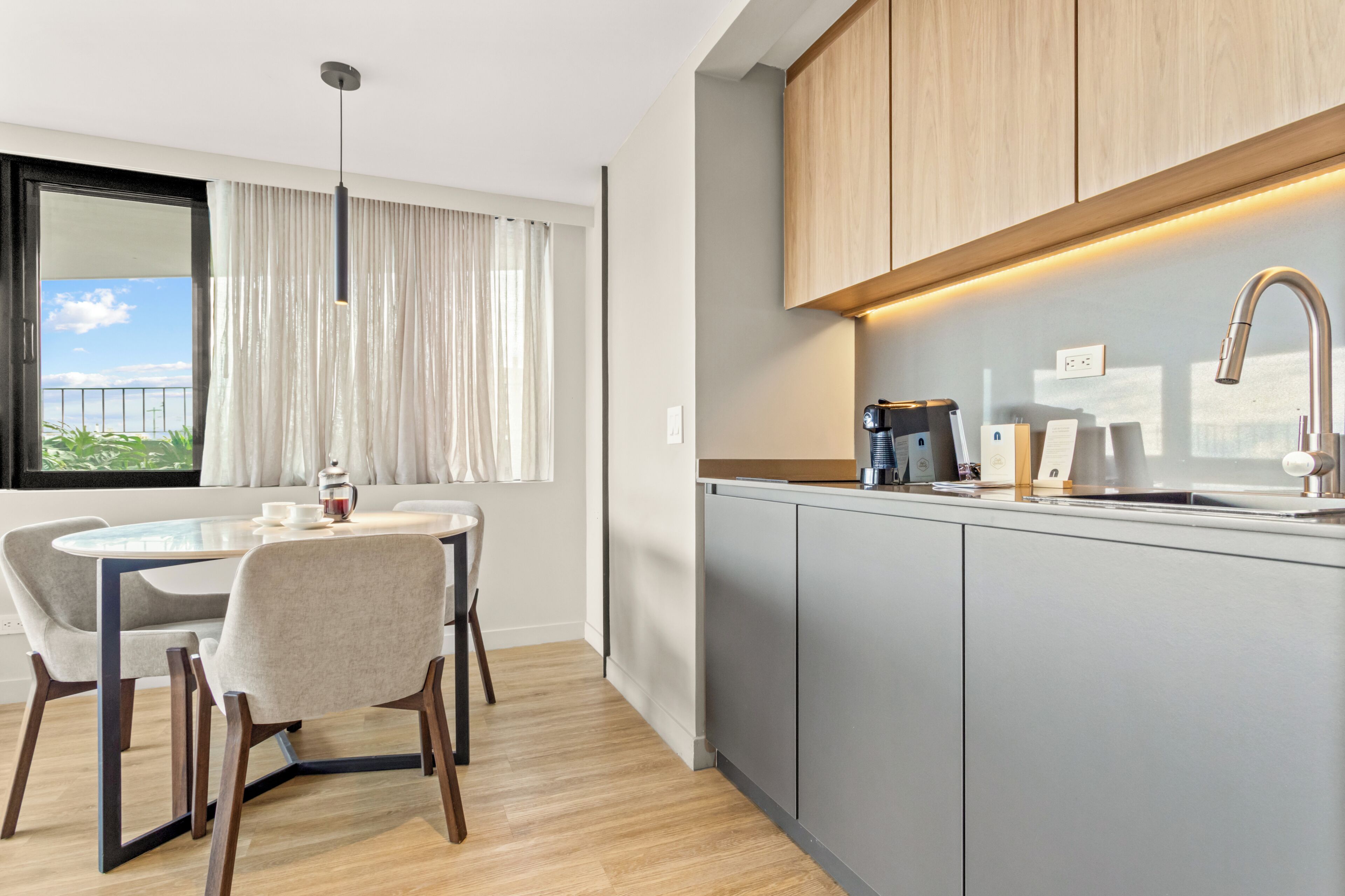 Suite Deluxe, vista a la ciudad | Cocina privada | Frigobar, tetera eléctrica y utensilios de cocina 