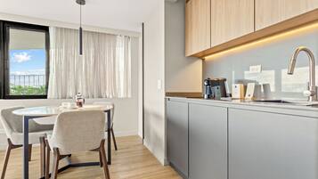 Suite Deluxe, vista a la ciudad | Cocina privada | Frigobar, tetera eléctrica y utensilios de cocina