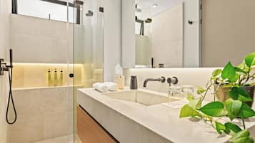 Double Room, 1 Double Bed, Kitchen | Bathroom | Hair dryer, towels, soap, shampoo