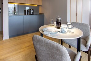Estudi en suite, vistes a la ciutat | Cuina privada | Frigorífic petit i bullidora elèctrica