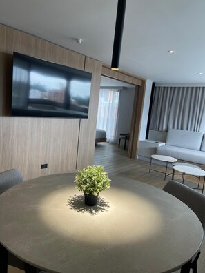 Deluxe Suite, City View | Dining room - Nodo Hotel (Manizales)