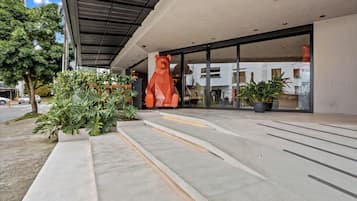 Vista frontal de la propiedad