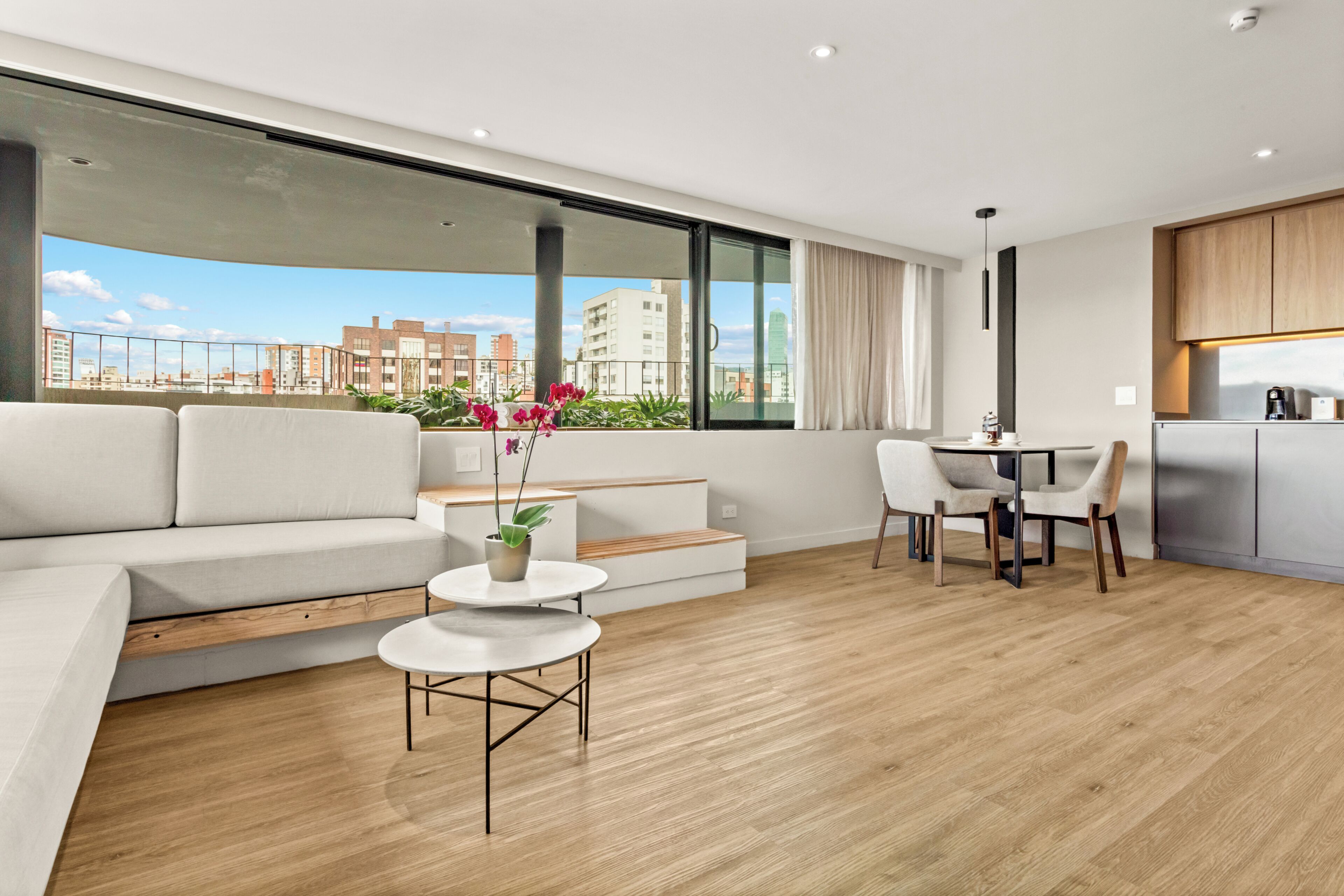 Deluxe-Suite, Stadtblick | Wohnbereich | 55-Zoll-Smart-TV mit Digitalempfang, Netflix, Streaming-Dienste