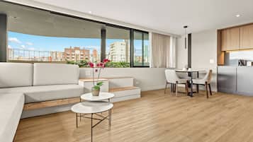 Deluxe-Suite, Stadtblick | Wohnbereich | 55-Zoll-Smart-TV mit Digitalempfang, Netflix, Streaming-Dienste