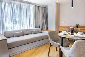 Studio Suite, City View | Living area | 55-inch Smart TV with digital channels, Netflix, streaming services - Nodo Hotel (Manizales)