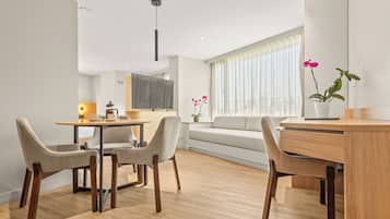 Studiosuite, Stadtblick | Eigene Kochnische | Mini-Kühlschrank, Wasserkocher, Kochgeschirr/Geschirr/Besteck