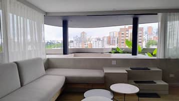 Svit Deluxe - utsikt mot staden | Vardagsrum | 55-tums smart-tv med digitalkanaler, Netflix och streamingtjänster