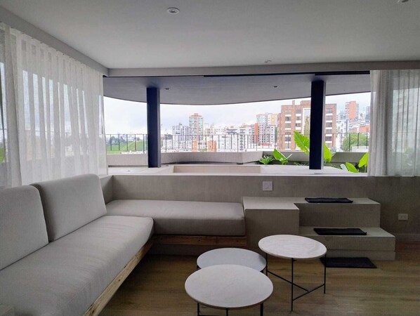 Deluxe Suite, City View | Living area | 55-inch Smart TV with digital channels, Netflix, streaming services - Nodo Hotel (Manizales)