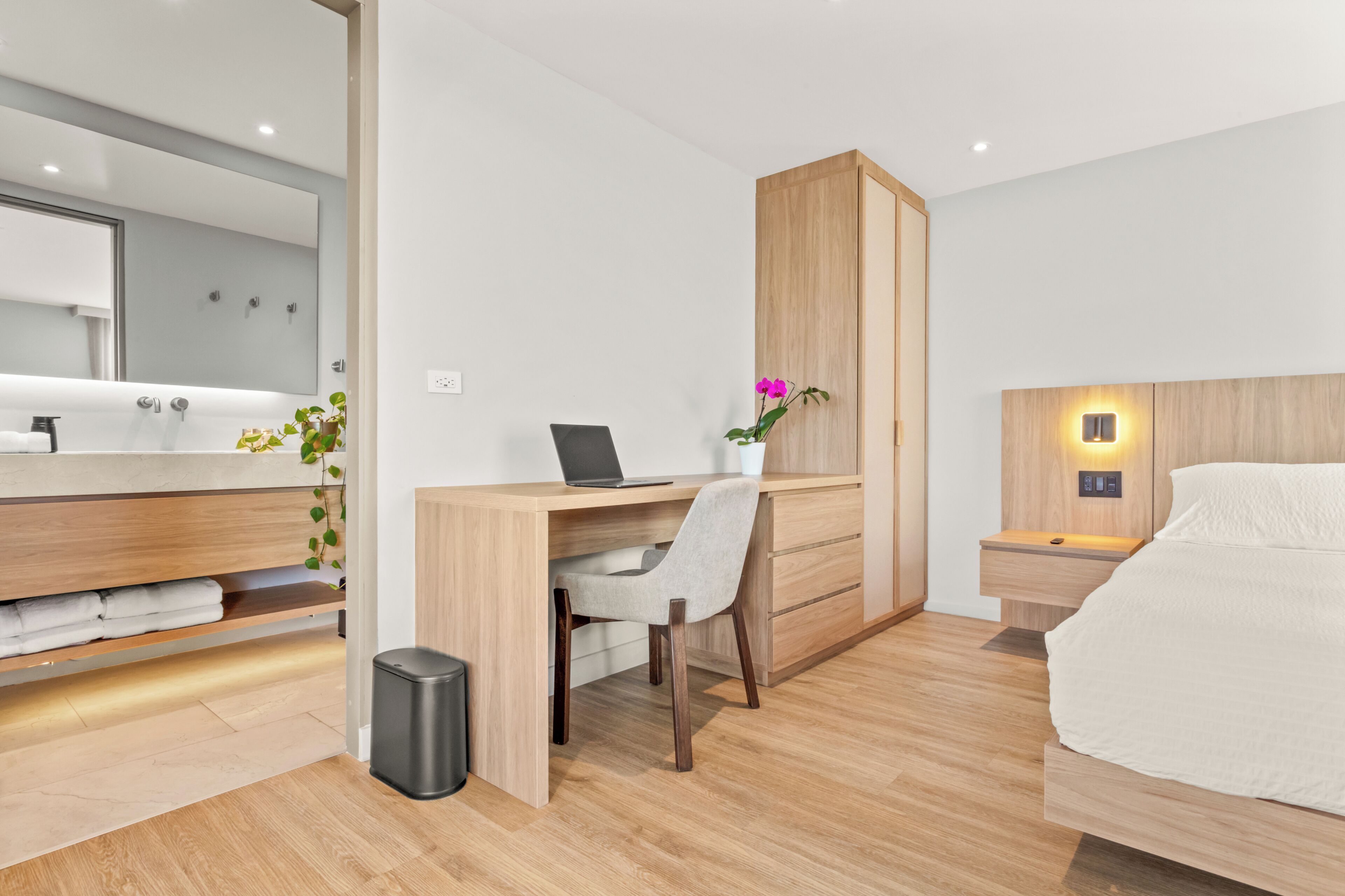 Suite Deluxe, vista a la ciudad | Ropa de cama de alta calidad y caja de seguridad en la habitación 