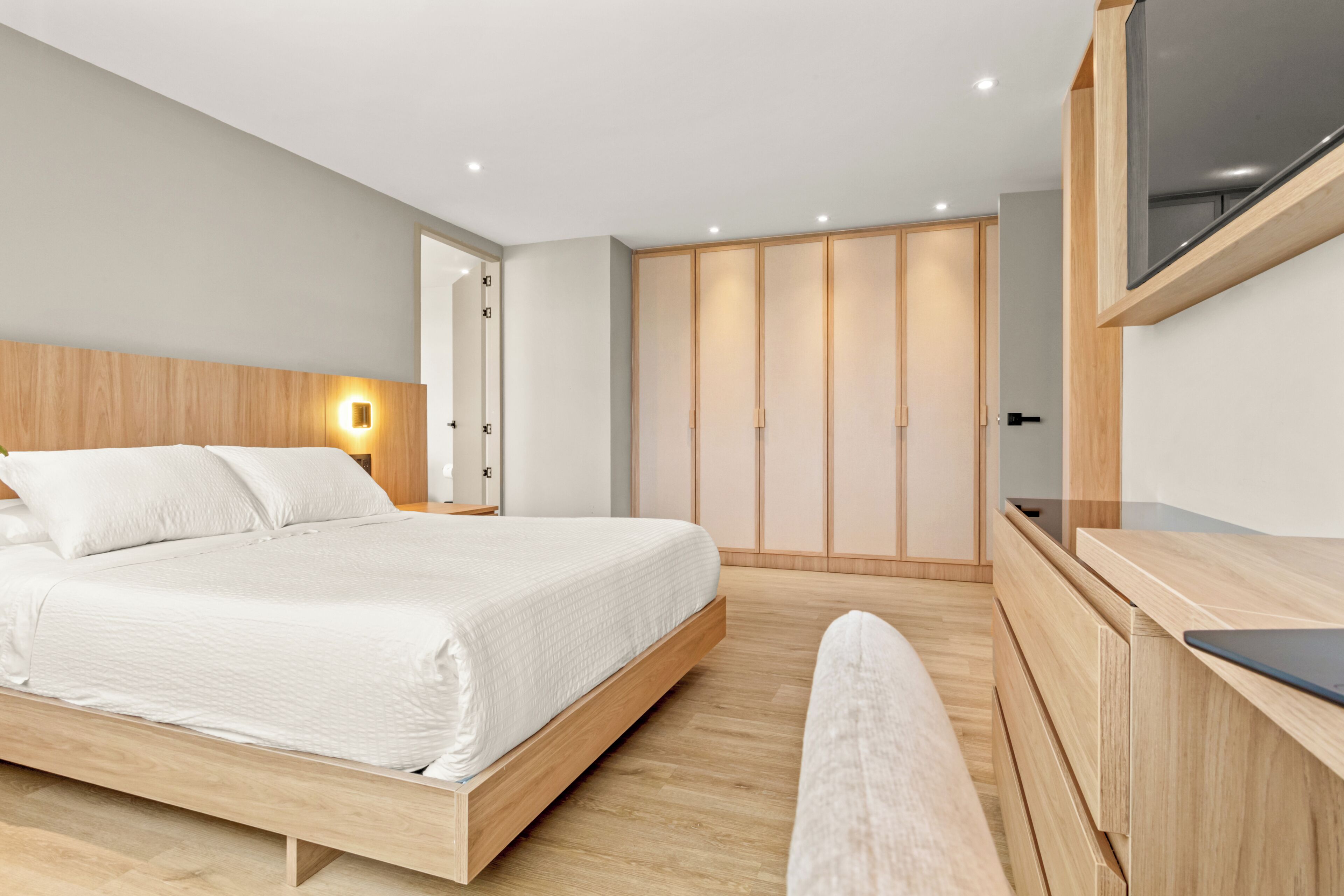 Suite – deluxe, byutsikt | Sengetøy av topp kvalitet, safe på rommet og individuelt innredet