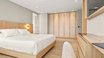 Suite Deluxe, vista a la ciudad | Ropa de cama de alta calidad y caja de seguridad en la habitación