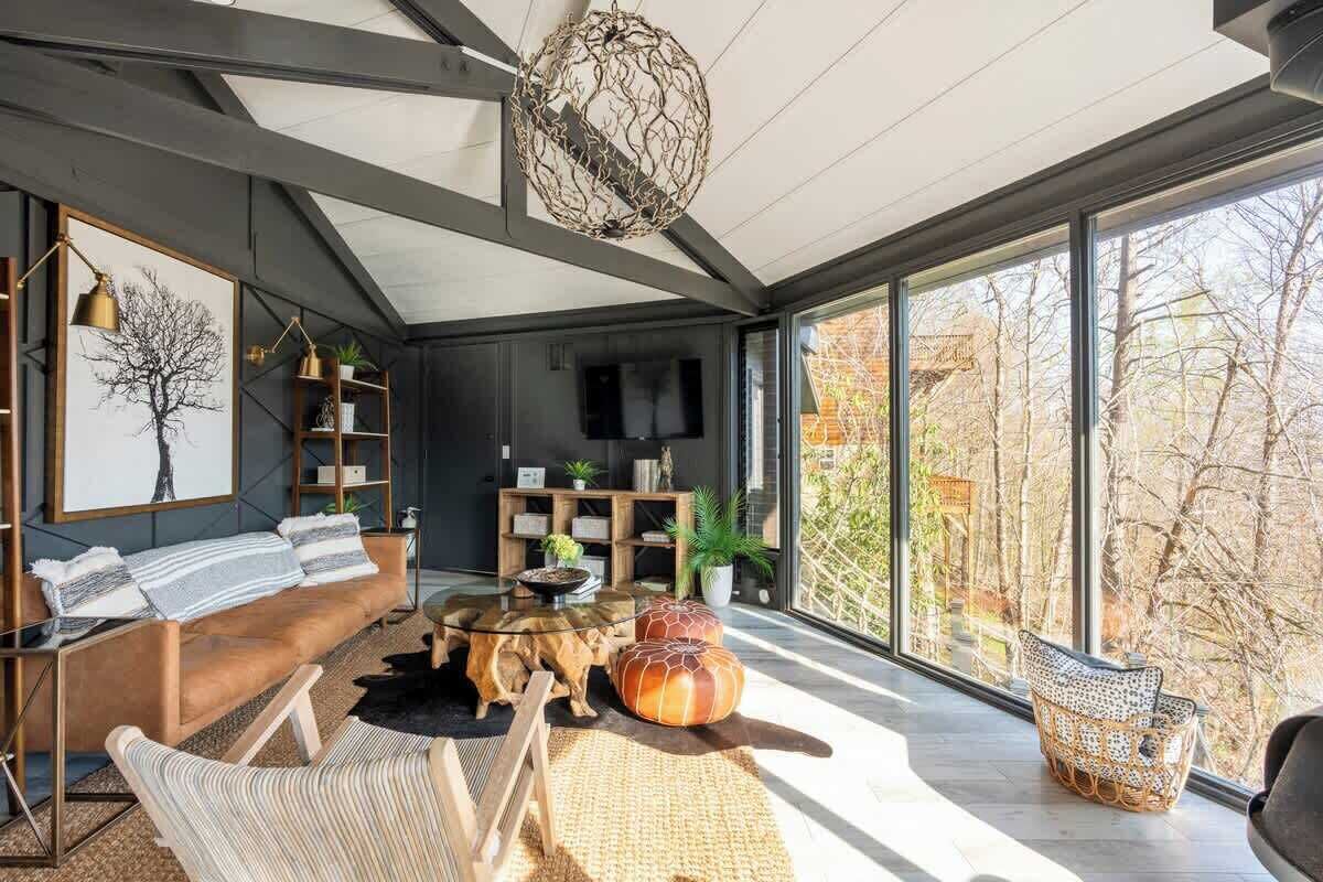 Télévision, cheminée, espaces bureaux