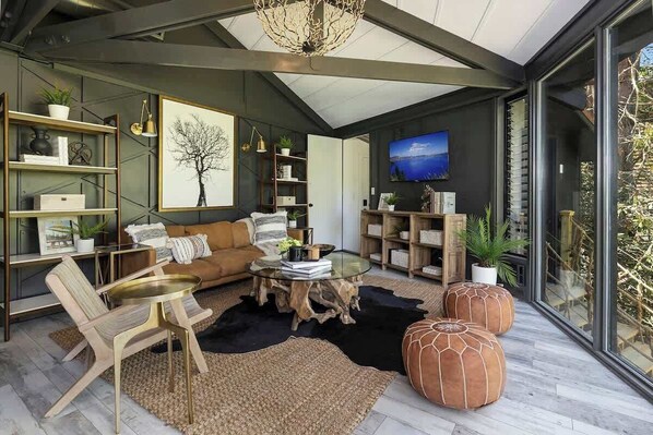 Televisión, chimenea y oficina