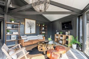 Televisión, chimenea y oficina