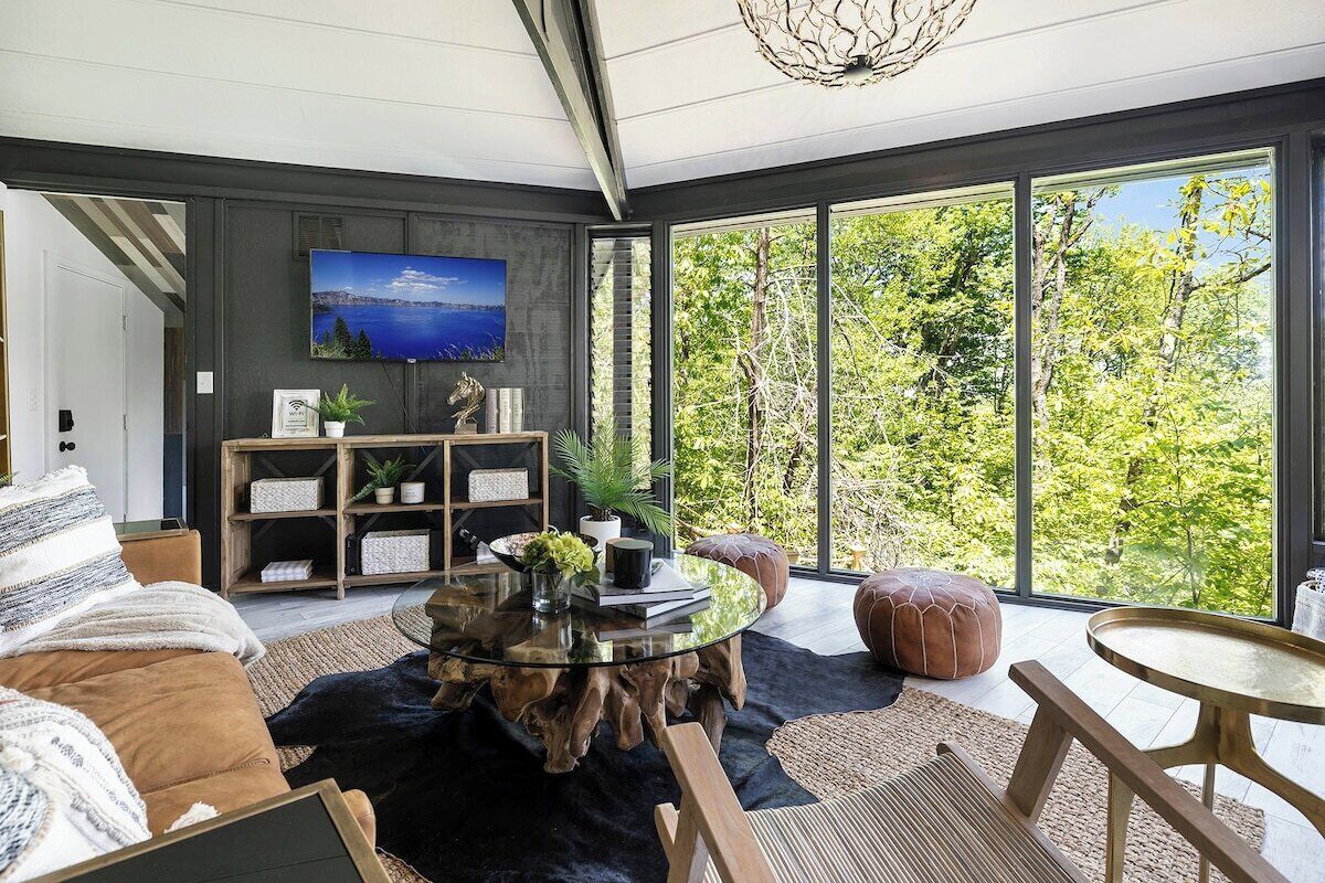 Televisio, takka, työhuone