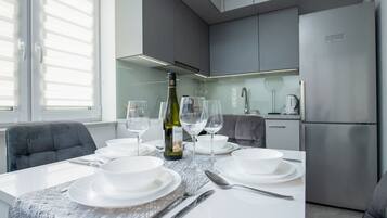 Kjøleskap, ovn, kokeplater og oppvaskmaskin