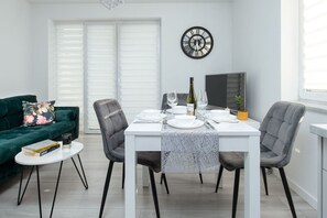 Dining - Karpia Two-Bedroom Apt - 50m2, Parking, Balcony - by Rentujemy (Poznań)