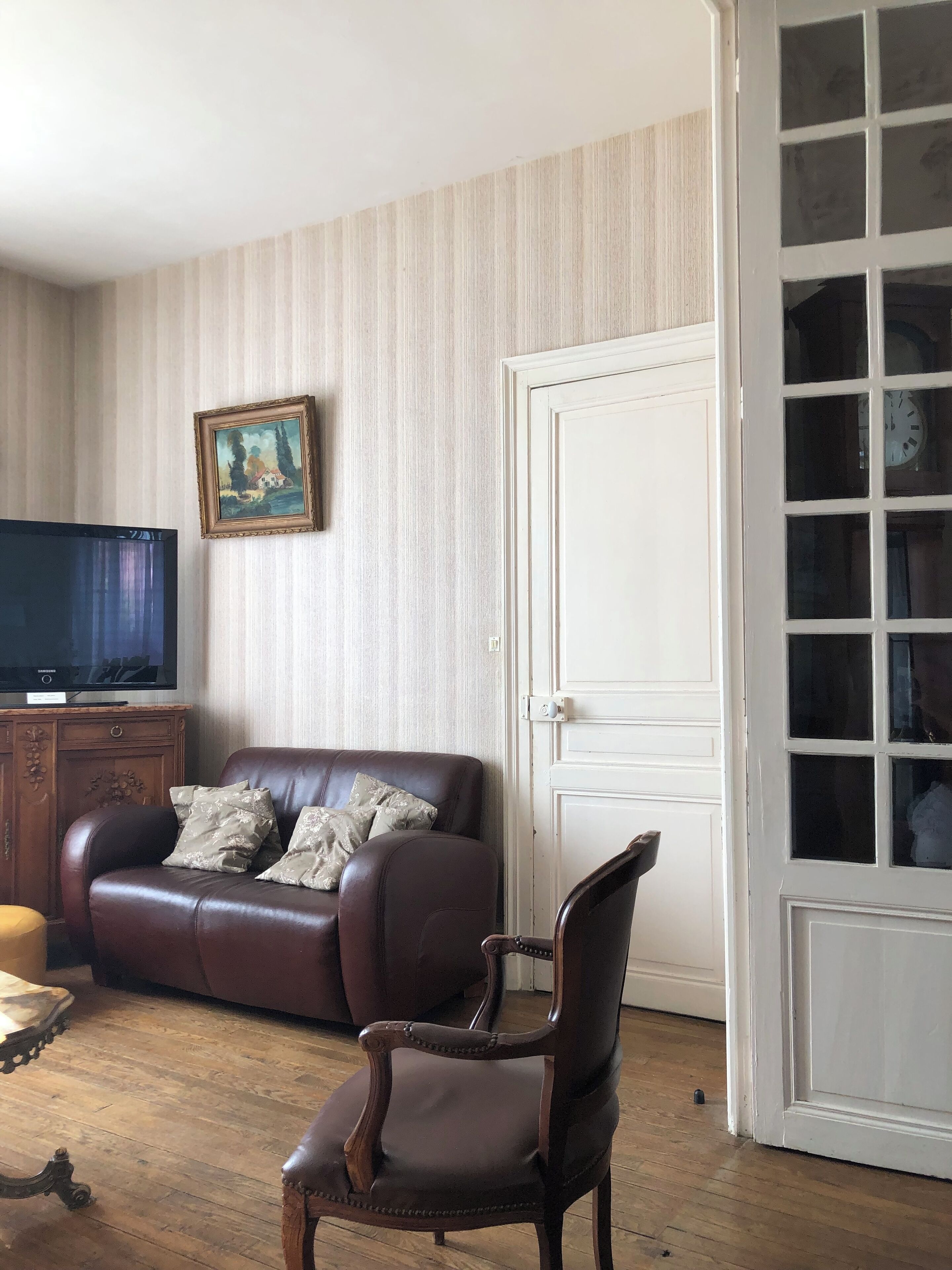 Televisie, tafelvoetbal, een tafeltennistafel en boeken