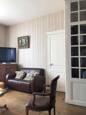 Télévision, baby-foot, table de tennis de table, livres