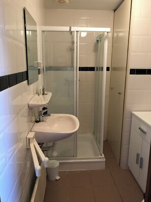 Dusche, kostenlose Toilettenartikel, Handtücher, Seife