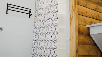 Habitación estándar, vistas al mar | Baño | Ducha, secador de pelo, toallas y jabón