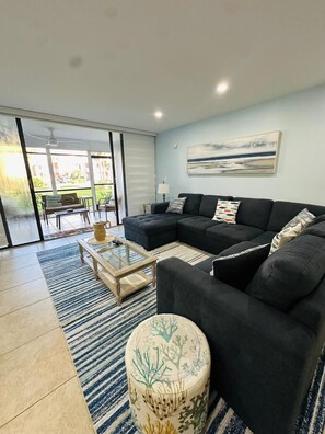 Smart TV, ping pong - OCEAN VILLAGE 2/2 Ground floor condo. Private beach, pools, golf, Pickleball etc (Fort Pierce)