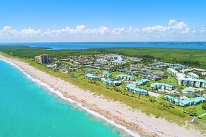 Sun-loungers, beach towels - OCEAN VILLAGE 2/2 Ground floor condo. Private beach, pools, golf, Pickleball etc (Fort Pierce)