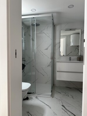 Hårtork, handdukar, tvål och toalettpapper