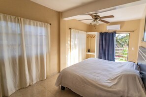 Casa família, vários quartos, piscina particular, vista para o jardim | 11 quartos, cortinas blackout, ferros/tábuas de passar roupa