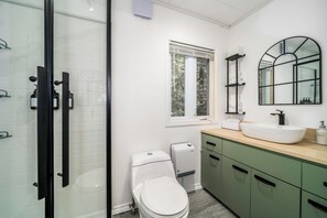 Douche, sèche-cheveux, serviettes fournies, savon