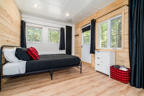 2 slaapkamers, een strijkplank/strijkijzer, reisbedje, gratis wifi