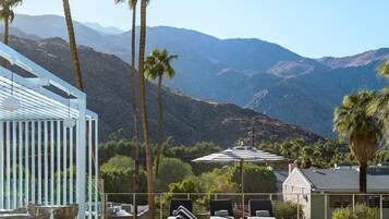 2 piscinas al aire libre, camas de piscina con cargo, sombrillas