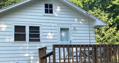 Charming 2-bedroom cottage in Fish Creek with AC, heat, WiFi