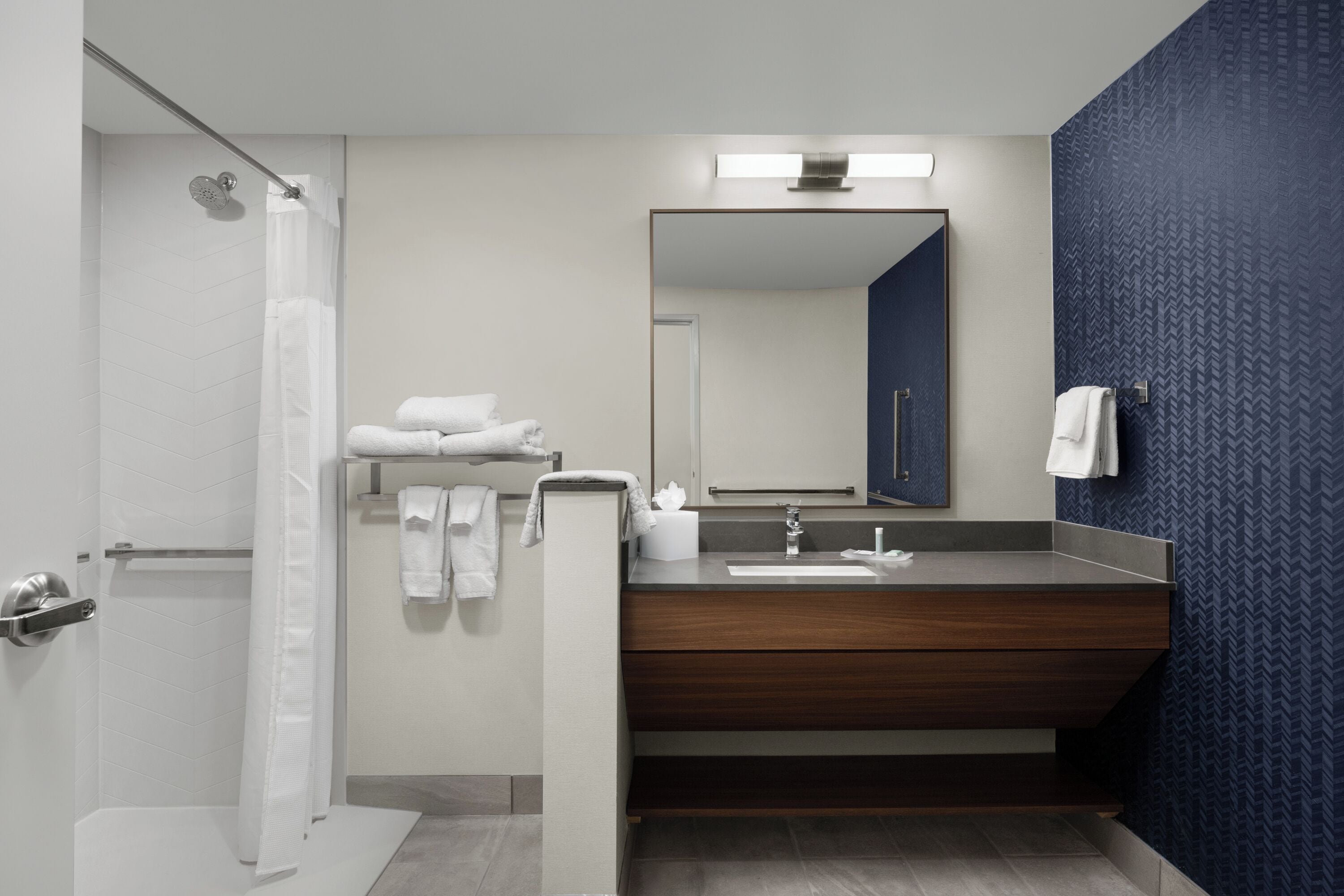 Suite, Beberapa Tempat Tidur (Mobility/Hearing Access, Roll-in Shwr) | Kamar mandi | Pengering rambut, handuk, sabun, dan sampo