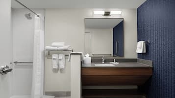 Suite, Beberapa Tempat Tidur (Mobility/Hearing Access, Roll-in Shwr) | Kamar mandi | Pengering rambut, handuk, sabun, dan sampo