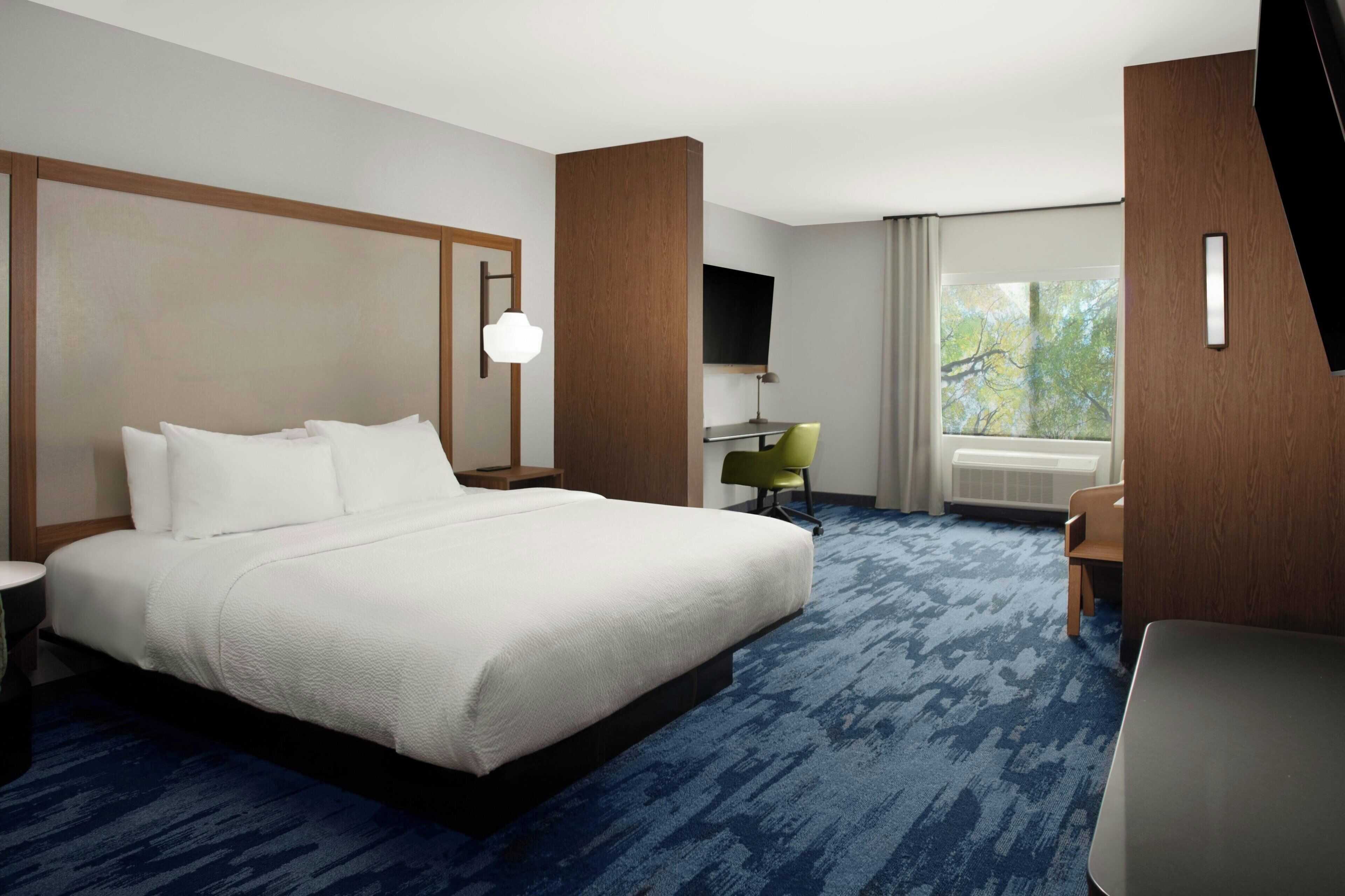 Suite, 1 King Bed with Sofa bed | Iron/ironing board, WiFi (free), bed sheets