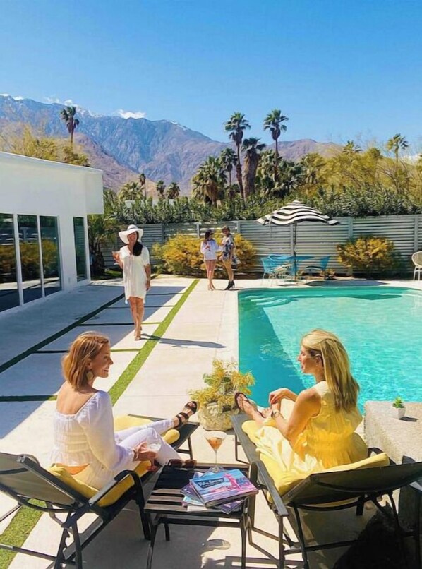 Utendørsbasseng og et oppvarmet basseng