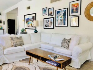 Téléviseur connecté, foyer, lecteur de DVD, livres