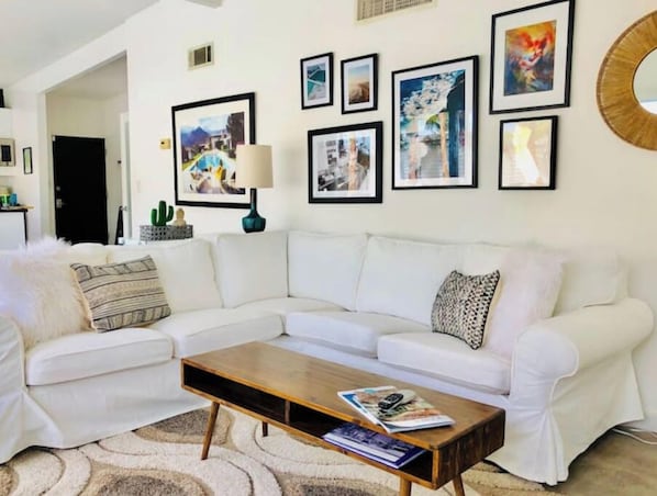 Smart TV, fireplace, DVD player, books - 3-bedroom Huge Backyard Pool House with Spa in Gorgeous Historical Palm Springs (Palm Springs)