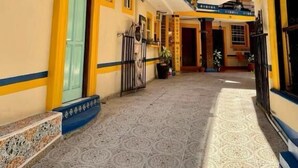 Un edificio de varios niveles con balcones, pisos de baldosas y un espacio abierto central.